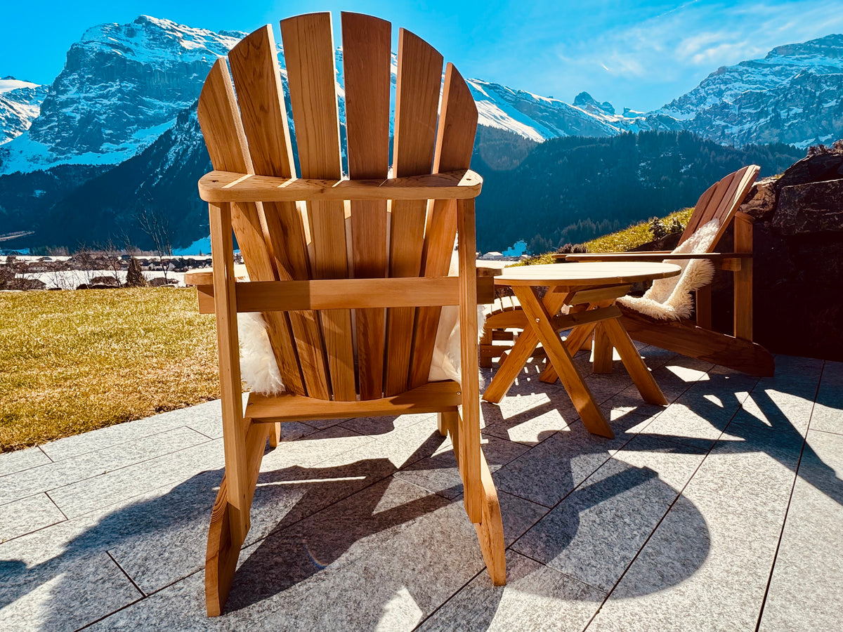 2 Bear Chairs, Schemel, Tisch, Lammfelle