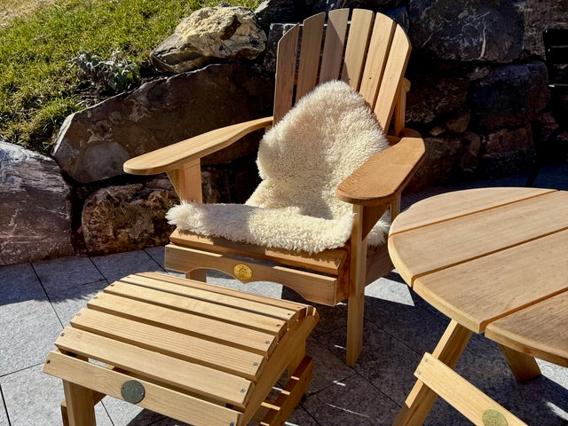 2 Bear Chairs, Schemel, Tisch, Lammfelle