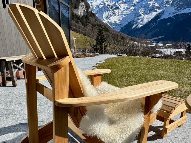 2 Bear Chairs, Schemel, Tisch, Lammfelle