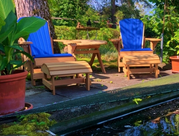 2 Classic Adirondack Chairs, Schemel, Tisch & Polster