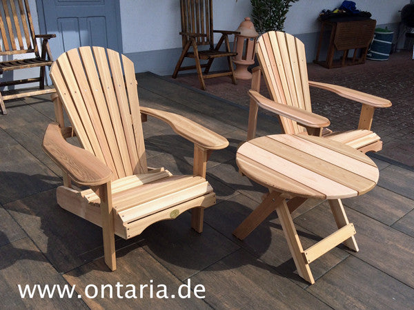 Montage zweier Adirondack Chairs