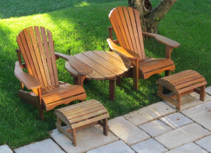 Adirondack Chairs mit Schemel und Tisch